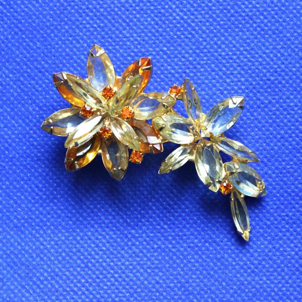 1960-S VINTAGE GOLD TONE FLORAL BROOCH WITH CITRINE AND AMBER CRYSTAL RHINESTONE